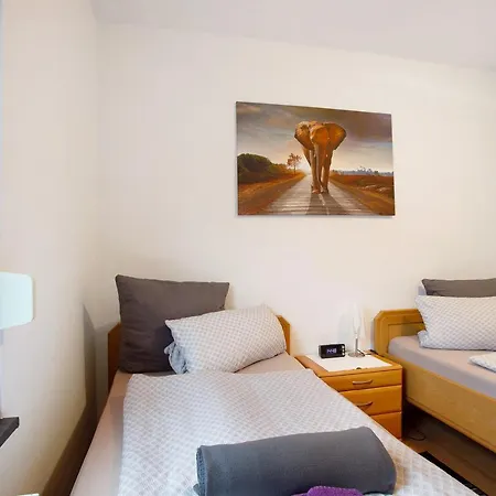 Kirsten's Hike N Bike Апартаменты *